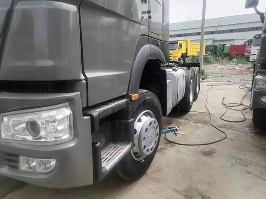 Handgetriebe Grauer Sinotruk Schwerlastwagen 6*4 Traktorlastwagen Rohrloser Reifenentwurf
