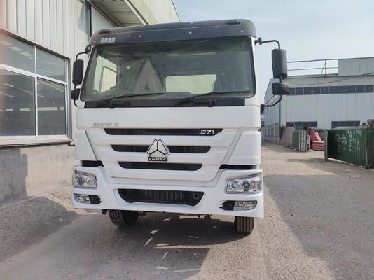 Rechte Fahrt Sinotruk Traktorfahrzeug 6*4 Weiß Farbe 6800*2496*2950mm Sitzplätze ≤5