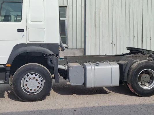 Rechte Fahrt Sinotruk Traktorfahrzeug 6*4 Weiß Farbe 6800*2496*2950mm Sitzplätze ≤5