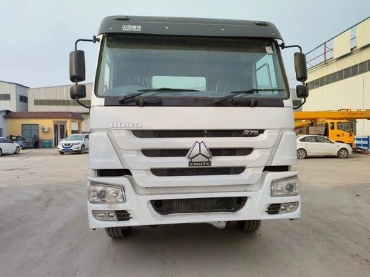 Rechte Fahrt Sinotruk Traktorfahrzeug 6*4 Weiß Farbe 6800*2496*2950mm Sitzplätze ≤5