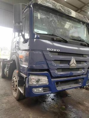 Verkaufen Sie 6×4 Antriebsrad Sinotruk Traktor Truck mit 4-6L Motor Kapazität in blauer Farbe