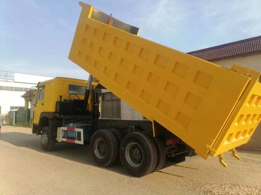 Gelber Sinotruck HOWO 6*4 Diesel-LKW 351-450 PS Vorderheben Stil Gebrauchtlastwagen