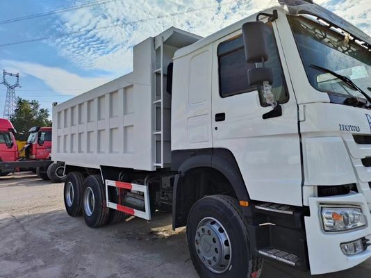 Weißer HOWO 6*4 Dump Truck mit 4-6L Motorkapazität und Kundenanforderungen
