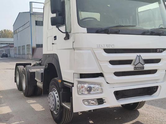 Sinotruk HOWO 6*4 Traktor Lkw Rechtslenker 6800*2496*2950mm In Gebrauch