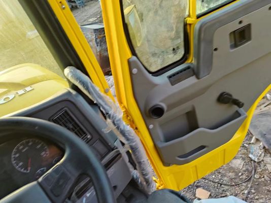 6*4 Gelber U-Typ-Tipper-Lkw Rechtsfahrer Baugräser HOWO Sitzplätze ≤5
